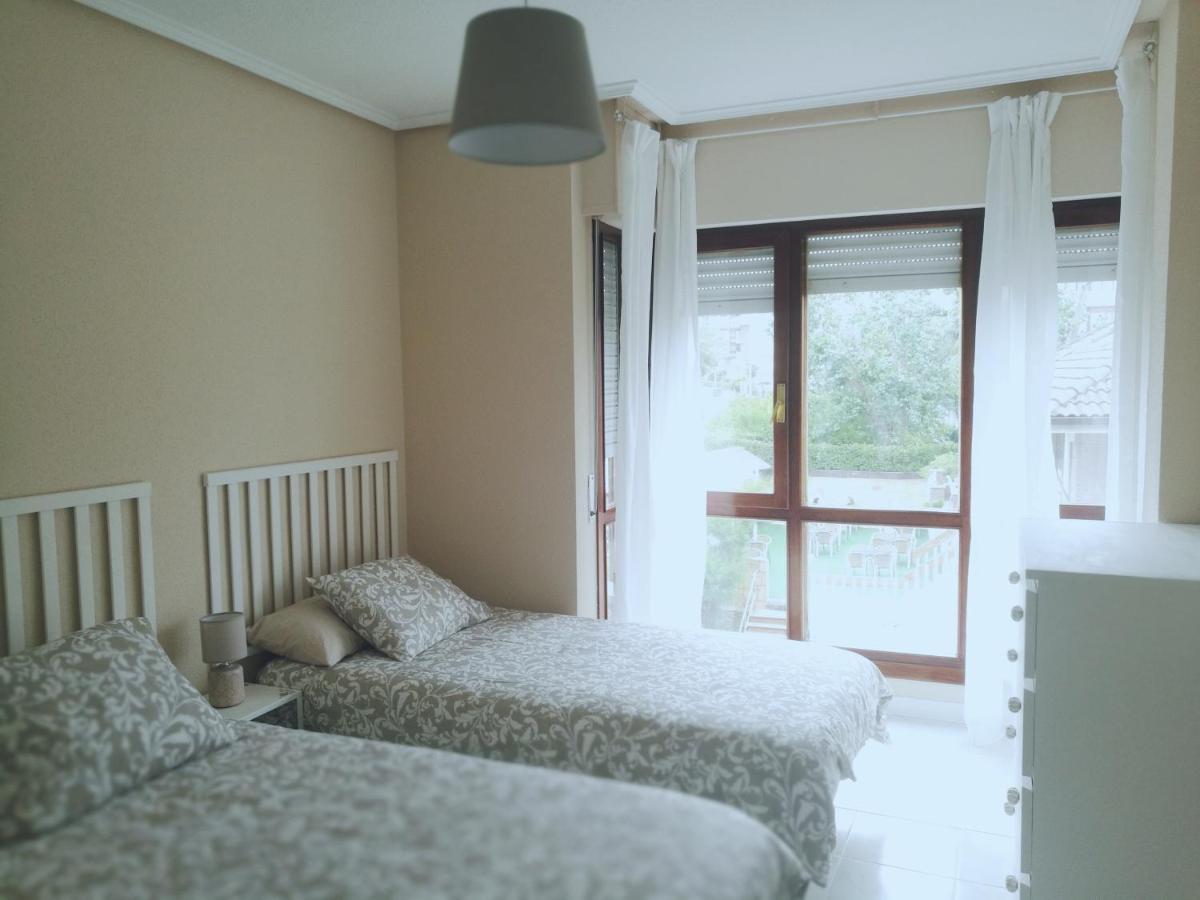 Apartamento a cuatro minutos caminando de la playa Noja Exterior foto